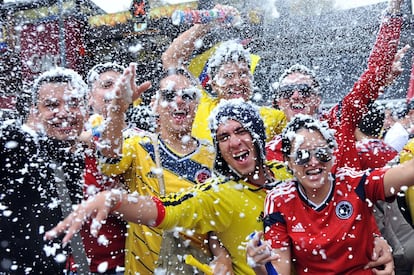 Torcedores colombianos celebram a vitória de sua equipe ante o Uruguai em Cali (Colômbia), 28 de junho de 2014.