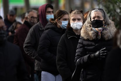 Cola en el recinto de la Fira de Barcelona donde se suministra la vacuna contra la covid-19 (coronavirus). [ALBERT GARCIA]