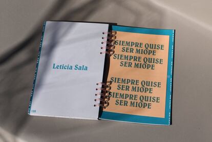 En Ms-200 han participado distintos artistas, como la escritora Leticia Sala (Barcelona, 1989) que siempre quiso ser miope. ¿Se ha convertido en algo aspiracional? "Supongo", comenta Susana. "Yo siempre quise ser negra y no pudo ser. Este fanzine va un poco de eso". También es una forma de reivindicar lo que significa la miopía. "Llevar gafas porque las necesitas, no por estética", puntualiza Iván. "Aunque si las tienes que llevar que sean bonitas".