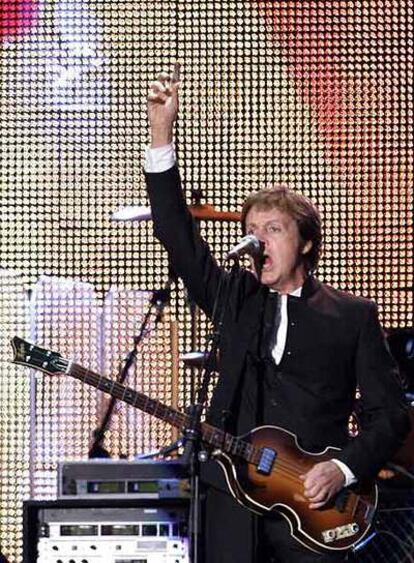 Paul McCartney, durante su actuación ayer en Liverpool.