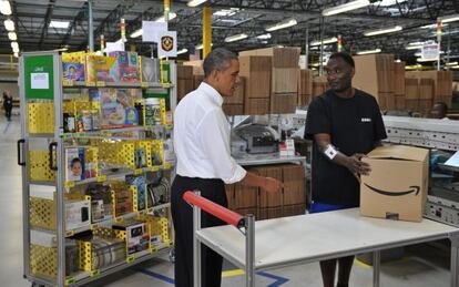 El presidente Obama conversa con uno de los empleados de Amazon en la planta de reparto de Chattanooga, Tennessee.