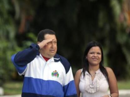 María Gabriela, con su padre, Hugo Chávez, el 8 de marzo de 2012 en La Habana.