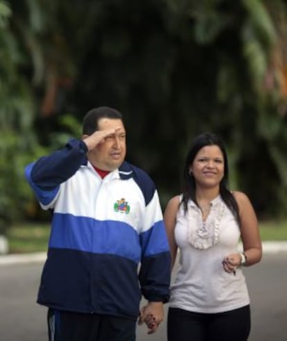 María Gabriela, con su padre, Hugo Chávez, el 8 de marzo de 2012 en La Habana.