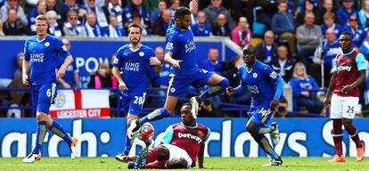 Mahrez salta para evitar a entrada de Michail Antonio.