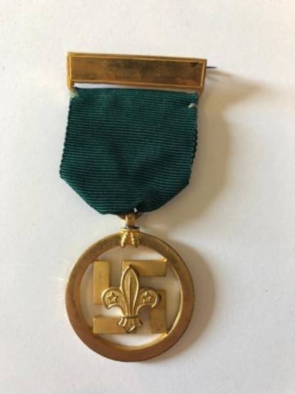 La medalla del mérito de los 'boy-scouts', diseñada por el pintor, escultor y militar británico Robert Baden-Powell en 1922, añade a la flor de lis de los 'scouts' la esvástica como símbolo de buena suerte.