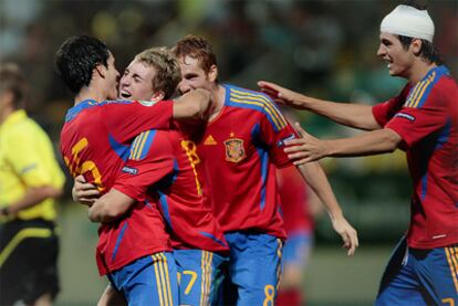 Jugadores de la selección española sub 19 celebran el pase a la final.