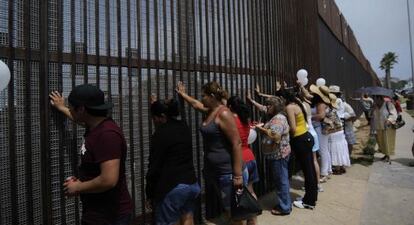 Miembros de la Caravana por la Paz en la frontera entre México y EE UU.