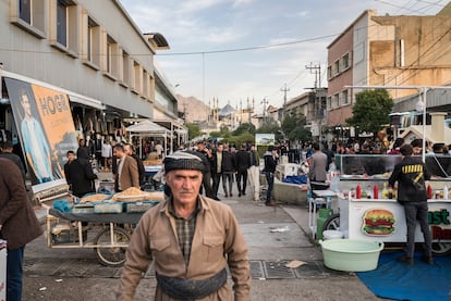 Las calles del mercado de Ranya y la Gran Mezquita. De esta localidad y su comarca han salido miles de emigrantes hacia Europa.