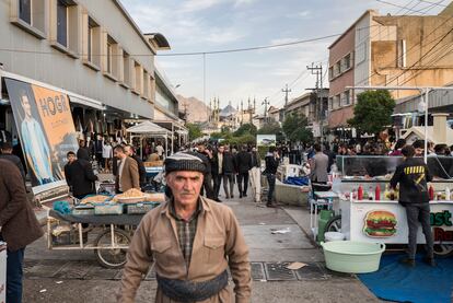 Las calles del mercado de Ranya y la Gran Mezquita. De esta localidad y su comarca han salido miles de emigrantes hacia Europa.