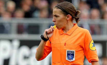 Stéphanie Frappart, durante el partido entre el Amiens y el Estrasburgo en el que se convirtió en la primera árbitra de un encuentro de la Lige 1 francesa.