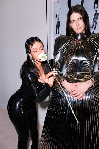 La cantante Cardi B junto a la la artista Eliza Douglas, que desfiló en el 'show' de Balenciaga en la semana de la alta costura de París.