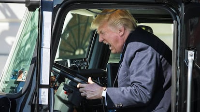 Trump, sentado al volante de un camión en su reunión con los representantes del transporte.