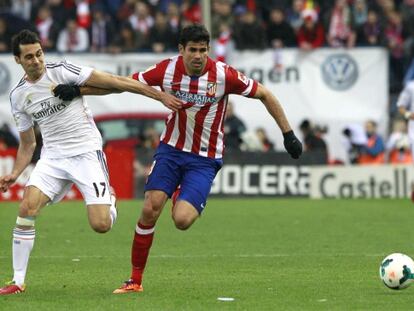 Arbeloa, con un vendaje en su rodilla derecha, lucha con Costa.