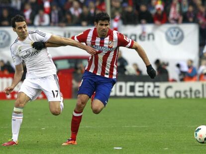 Arbeloa, con un vendaje en su rodilla derecha, lucha con Costa.