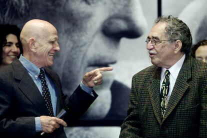 Fotografía de archivo del 29 de noviembre de 2003. El escritor brasileño Rubem Fonseca, izquierda, bromea con el autor colombiano Gabriel García Márquez después de que Fonseca recibiera el Premio de Literatura Latinoamericana y del Caribe Juan Rulfo.