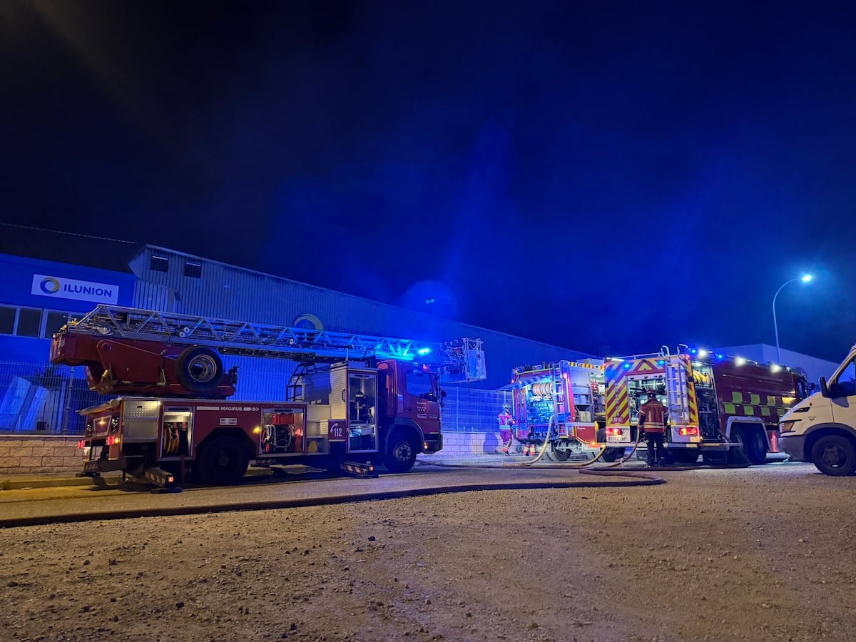 Los bomberos trabajan en la extinción de un incendio en una planta de reciclaje de 5.000 metros cuadrados en Campo Real