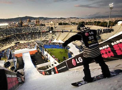 Uno de los participantes del Barcelona Snow Show se desliza por el trampolín.