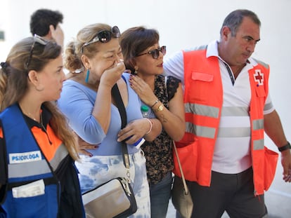 Familiares de los fallecidos en la discoteca Fonda Milagros de Murcia son atendidos por la Cruz Roja a la espera de información sobre las identidades de los muertos.