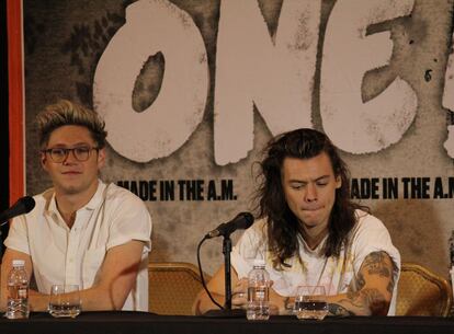 Niall Horan y Harry Styles durante la conferencia.