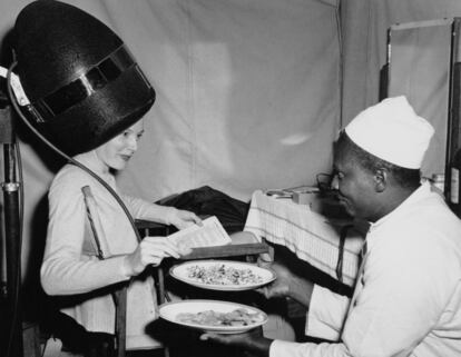 Simpática imagen de la actriz durante el rodaje de 'Las minas del rey Salomón', de 1950. Kerr degusta anacardos y patatas fritas mientras le hacen la permanente.