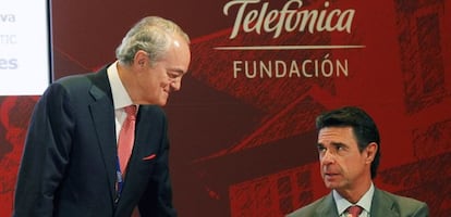 El ministro de Industria, Jos&eacute; Manuel Soria, junto al presidente de Ametic, Jos&eacute; Manuel de la Riva, durante el &uacute;ltimo encuentro de las telecos en Santander.