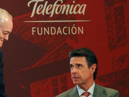 El ministro de Industria, Jos&eacute; Manuel Soria, junto al presidente de Ametic, Jos&eacute; Manuel de la Riva, durante el &uacute;ltimo encuentro de las telecos en Santander.