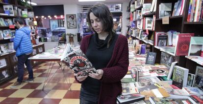 Cristina, una de las socias de la cooperativa, en la librería.