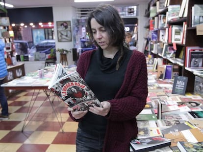 Cristina, una de las socias de la cooperativa, en la librería.