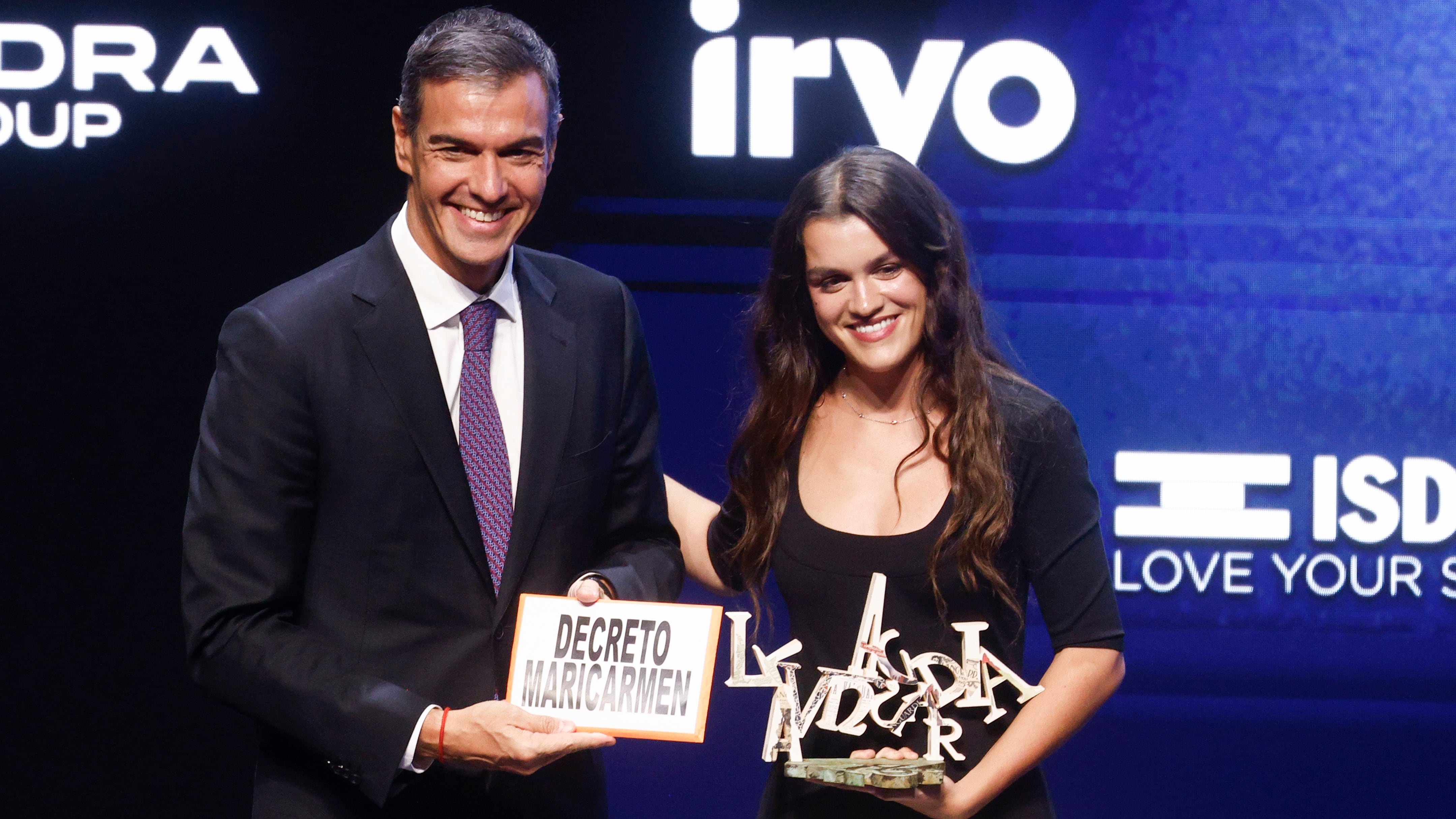 La cantante Amaia entrega en Barcelona a Pedro Sánchez un cartel del ‘decreto Maricarmen’
