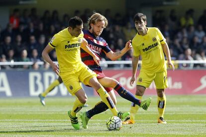 Rakitic pelea un balón con Bruno Soriano.