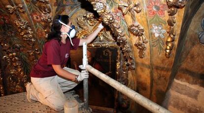 Una restauradora trabaja en los lienzos del altar del Carmen de la basílica de Morella en una imagen cedida por la Fundación Blasco de Alagón.