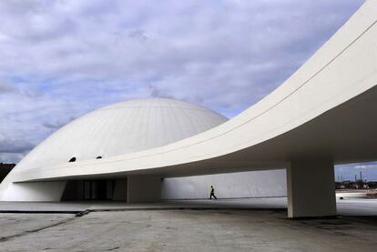 Plaza central del Centro Niemeyer, con la c&uacute;pula y la pasarela que une este edificio al Auditorio.