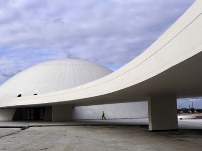 Plaza central del Centro Niemeyer, con la c&uacute;pula y la pasarela que une este edificio al Auditorio.