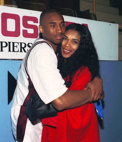 Kobe Bryant abraza a su madre, Pam, tras ganar un partido en marzo de 1996 en Hershey, Pensilvania.
