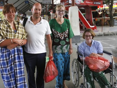 Supervivientes holandeses y alemanes del naufragio, en el Aeropuerto Internacional de Ngurah Rai en Bali, el 19 de agosto de 2014.