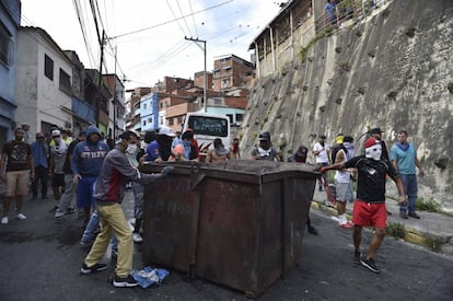 Altercados em Cotiza após a tentativa de levante em um posto militar de um comando no norte de Caracas. Os soldados divulgaram uma declaração de que não conheciam o governo de Nicolás Maduro, a quem chamaram de tirano e usurpador.