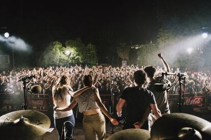 Asistentes a la pasada edición de Nocturama disfrutan del concierto de Belako en los Jardines del Casino de Sevilla.