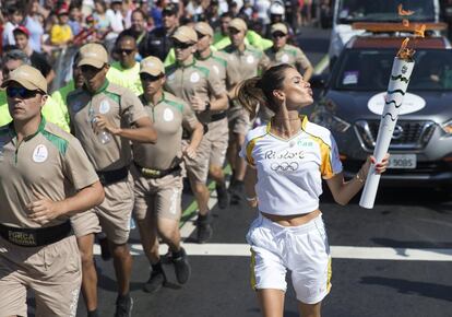 Alessandra Ambrosio porta la llama olímpica camino de Maracaná.