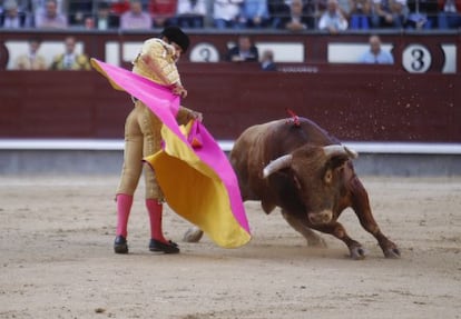 Joselito Adame, con su primer toro de la tarde, con el que se iniciaba la Feria de San Isidro.