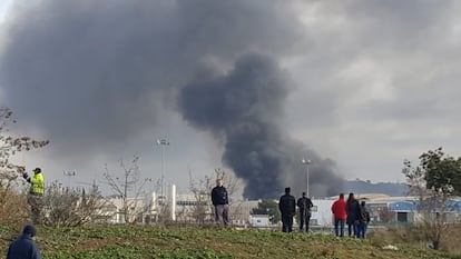 Un incendi a l'empresa Derpin, dedicada al reciclatge de dissolvents i residus industrials, a Montornès del Vallès, ha obligat els bombers a desallotjar el polígon industrial Can Buscarons de Baix, on 25 dotacions treballen perquè el foc no s'estengui a altres naus.