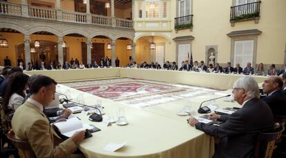 Reunión del rey Felipe VI con el Foro Cotec en el interior del Palacio del Pardo