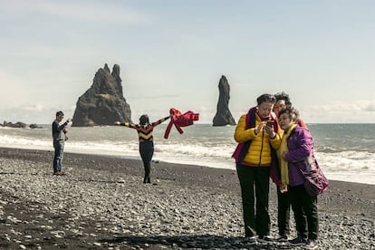 Un grupo de turistas se fotografía en la playa de Reynisfjara. En este lugar, tres personas han muerto en los últimos años haciéndose un 'selfie', arrastrados por las olas.