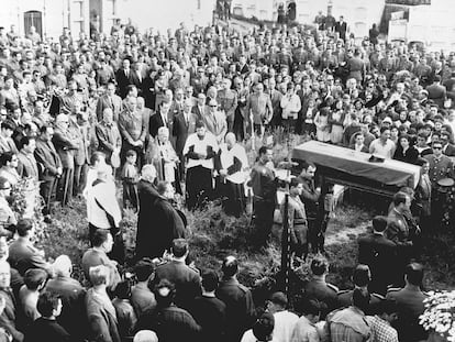 Fotografía tomada el 7 de junio de 1968, en Malpica (La Coruña), del entierro del agente de la Guardia Civil, José Antonio Pardines Arcay, primera persona asesinada por ETA. Resultó muerto en Villabona (Guipuzcoa) cuando dos individuos, a los que le pidió la documentación, le dispararon a quemarropa.