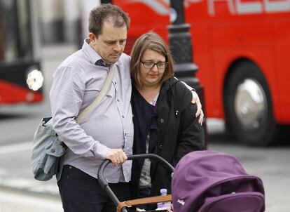 Jo Cox, madre de dos hijos pequeños, fue atacada por un hombre que se le acercó en la calle en su circunscripción de Birstall, en el norte de Inglaterra, cerca de la biblioteca local, donde había celebrado las periódicas reuniones que mantiene con los electores. En la imagen, una pareja junto al altar improvisado en memoria de Cox, en Londres.