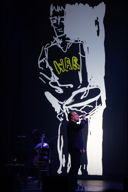 El líder de U2 mientras interpretaba anoche 'Sunday Bloody Sunday'.