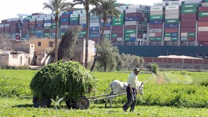 Al fondo, el buque Ever Given encallado en el canal de Suez (Egipto), cargado de contenedores.