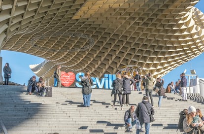 Los turistas se hacen fotos en Las Setas de Sevilla que ocupa el segundo puesto entre los lugares pintorescos más buscados según Google Maps en 2022.