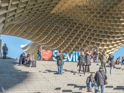 Los turistas se hacen fotos en Las Setas de Sevilla que ocupa el segundo puesto entre los lugares pintorescos más buscados según Google Maps en 2022.