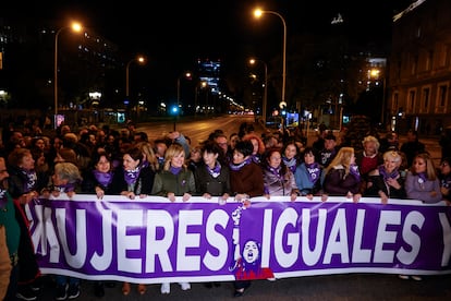 La ministra de Igualdad, Ana Redondo, la ministra de Educación, Formación Profesional y Deportes y portavoz del Gobierno, Pilar Alegría, y la ministra de Inclusión, Seguridad Social y Migraciones, Elma Saiz, participan en una manifestación con motivo del 25N, Día Internacional de la Eliminación de la Violencia contra la Mujer, este lunes, en Madrid.