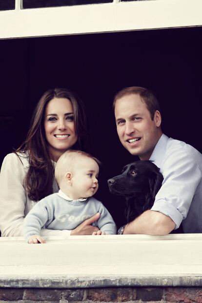 Antes de su primer viaje oficial junto a su hijo, los Duques de Cambridge regalaron una nueva foto oficial en la que Jorge, de ocho meses, estaba más pendiente del perro de la familia que de las cámaras.